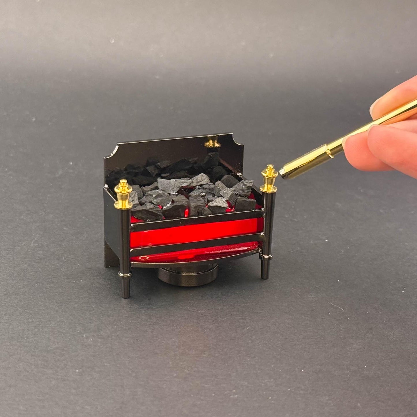Miniatur-Berührungslose Bedienung mit Zauberstab 1:12 Tischlampe LED für Puppenhaus No-Touch No-Switch Kamin Glowing Embers Red Fire Grate