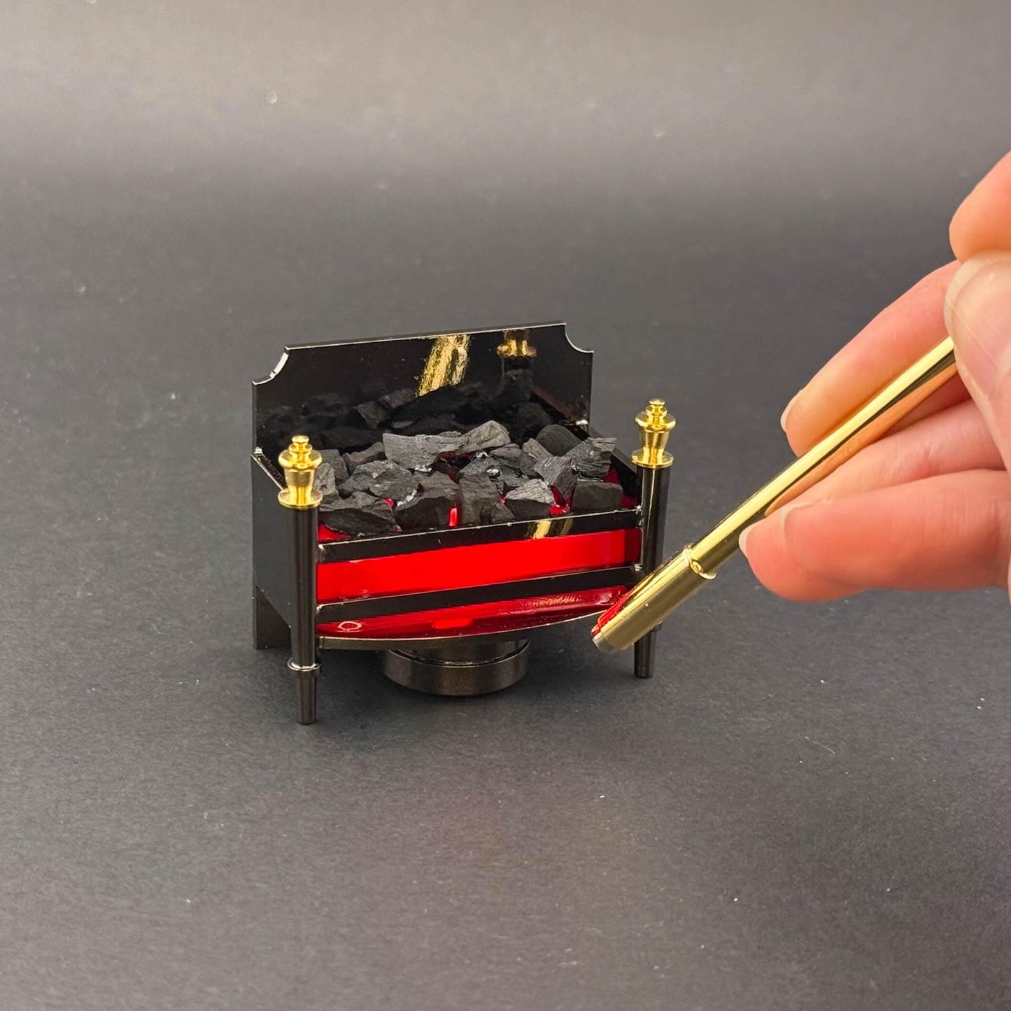 Miniatur-Berührungslose Bedienung mit Zauberstab 1:12 Tischlampe LED für Puppenhaus No-Touch No-Switch Kamin Glowing Embers Red Fire Grate
