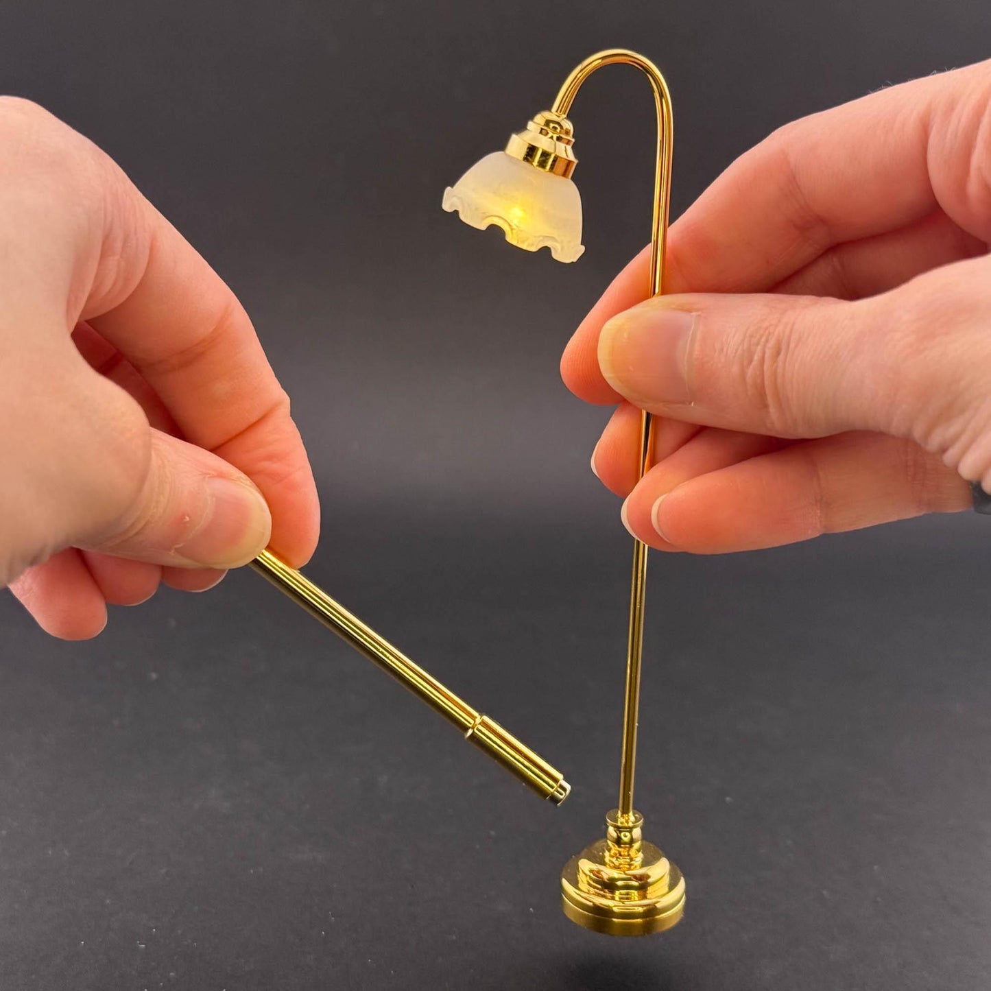 Miniatur-Berührungslose Bedienung mit Zauberstab 1:12 Tischlampe LED für Puppenhaus No-Touch No-Switch Stehleuchte mit Krone oben