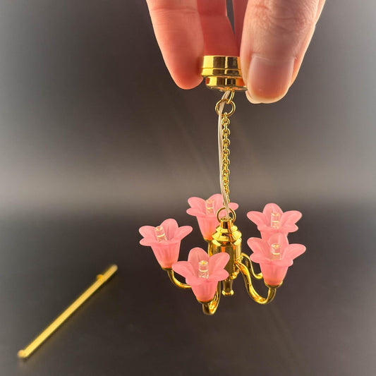 Miniatur-Messinglampe, berührungslose Bedienung mit Zauberstab, ROSA Tulpen, 5-armiger Kronleuchter, LED-Licht, Maßstab 1:12, für Puppenhaus, berührungslos, ohne Schalter