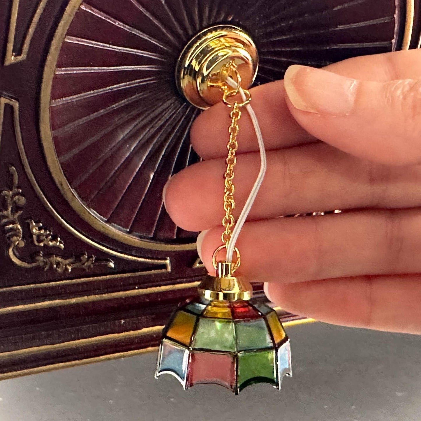 Plafonnier miniature en laiton Fonctionnement sans contact avec baguette Abat-jour couleur Tiffany Lumière LED Échelle 1:12 pour maison de poupée Sans contact Sans interrupteur