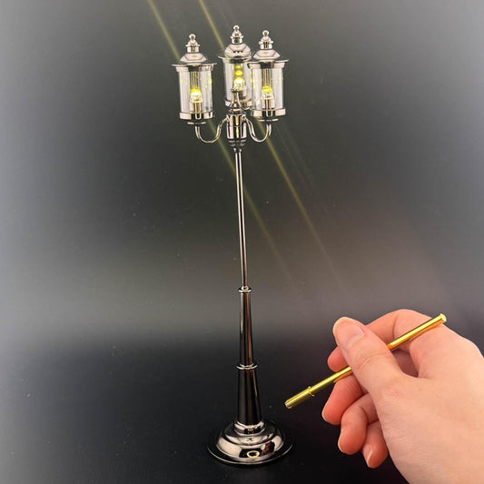 Lampe miniature à trois bras en forme de cage à oiseaux, échelle 1:12, 20 cm de hauteur, noir bronze, capteur sans contact avec baguette, éclairage de jardin et de rue pour maison de poupée