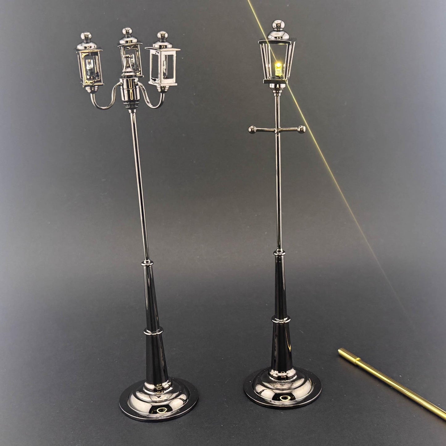Lampe miniature en forme de carrosse à l'échelle 1:12 – 20 cm de hauteur, noir bronze, capteur sans contact avec baguette, éclairage de jardin et de rue pour maison de poupée