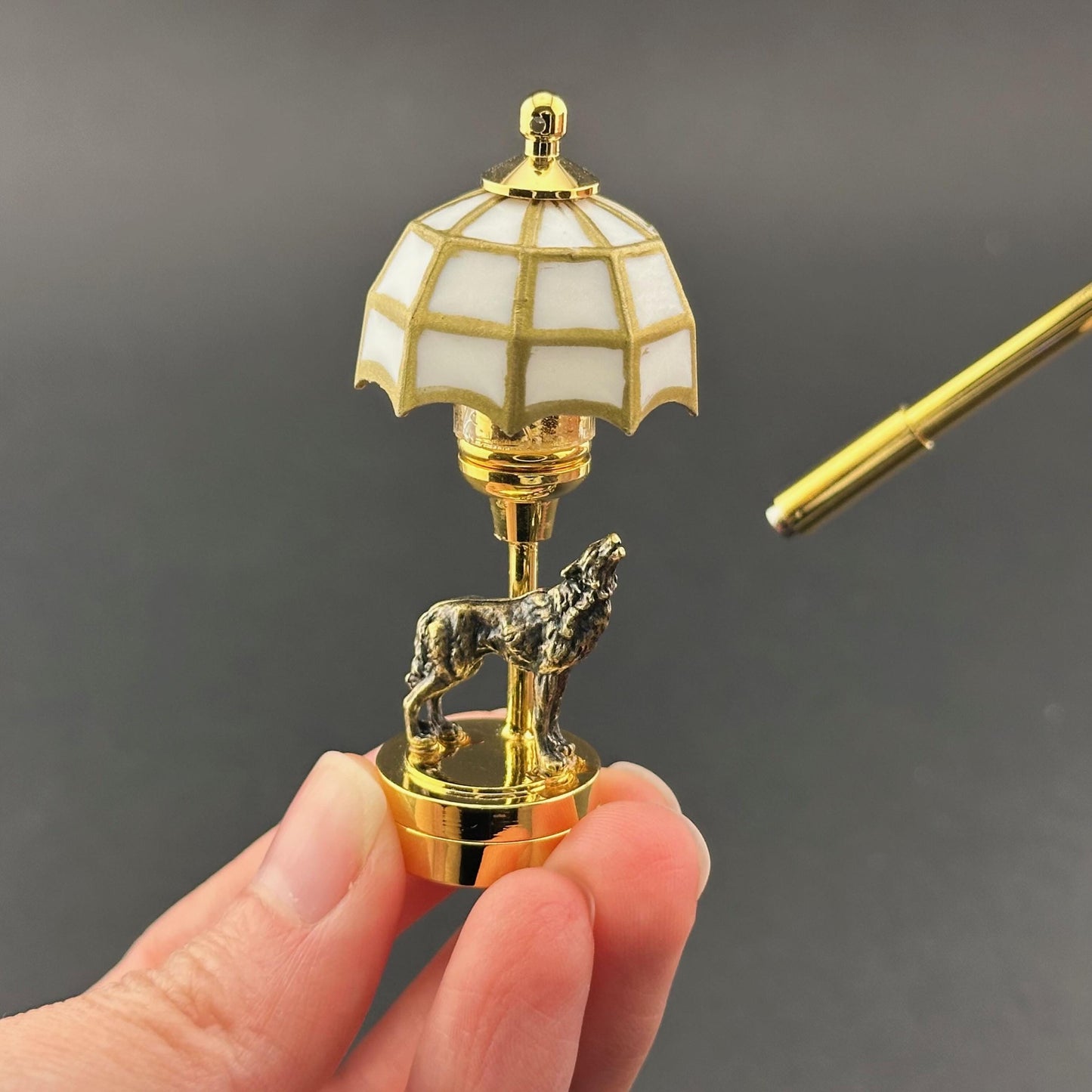 Miniature Touchless operation with Wand 1:12 table lamp LED for Dollhouse No-touch No-Switch Stick Moonlit Howling Wolf Table Lamp