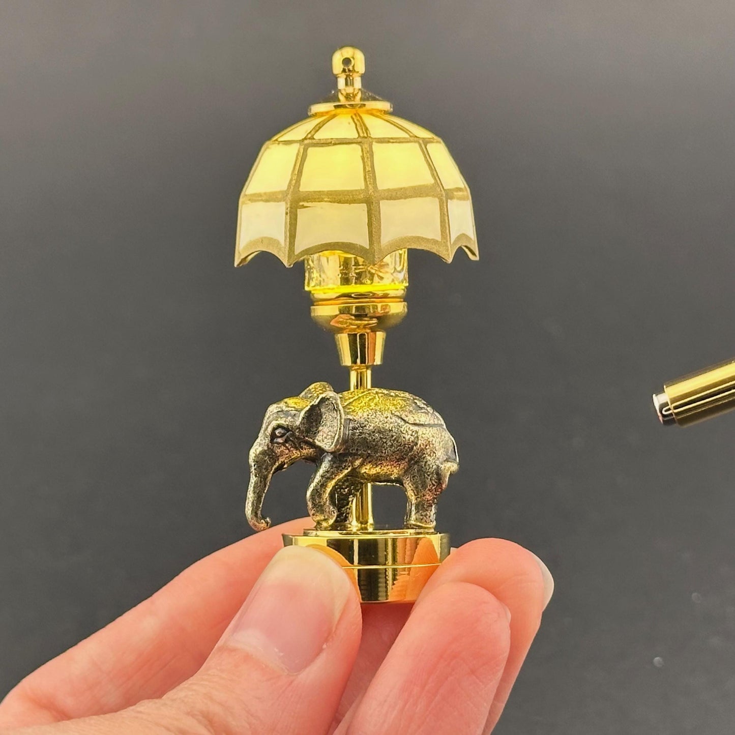 Miniature Touchless operation with Wand 1:12 table lamp LED for Dollhouse No-touch No-Switch Stick baby elephant white Tiffany Table Lamp