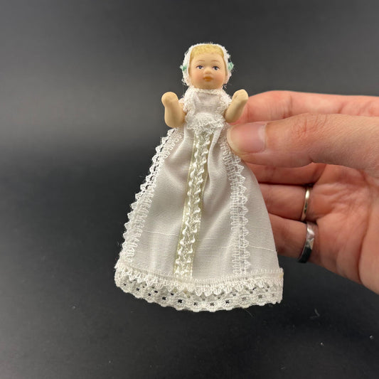 Miniatur-Babypuppe im weißen Taufkleid – Porzellan-Taufbaby im Maßstab 1:12 mit beweglichen Gliedmaßen
