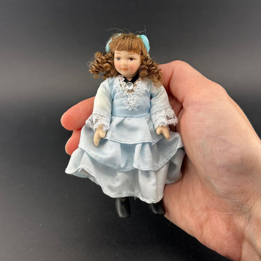 Poupée en porcelaine à l'échelle 1:12 – Fille victorienne en robe bleue, poupée miniature de 10 cm pour maison de poupée