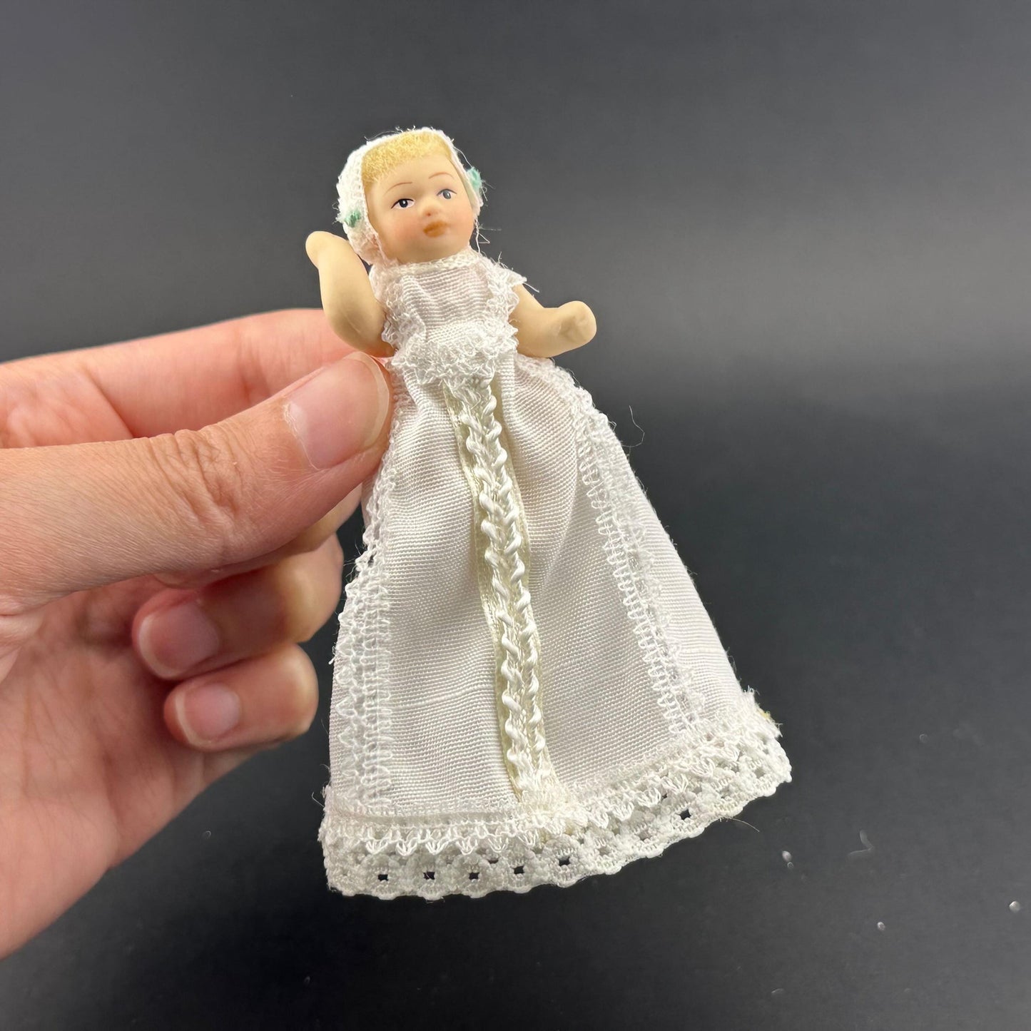 Poupée bébé miniature en robe de baptême blanche – Échelle 1:12 en porcelaine, membres mobiles