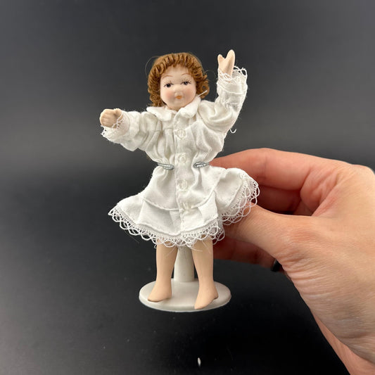 Poupée en porcelaine à l'échelle 1:12 – Fille victorienne en robe blanche, poupée miniature de 10 cm pour maison de poupée