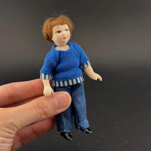 Poupée fille en porcelaine échelle 1:12 – Enfant miniature pour maison de poupée – Tête et membres mobiles – Pull et jean bleus – 10 cm