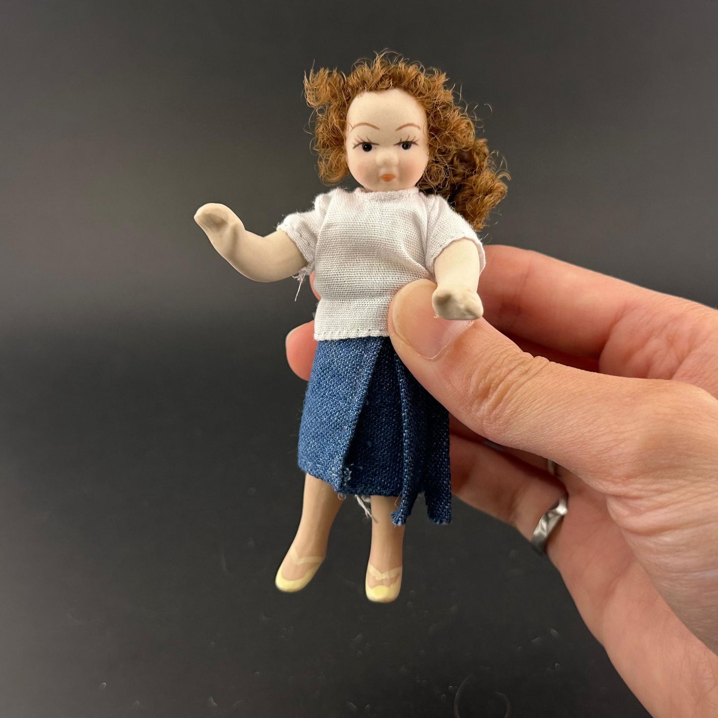 Poupée miniature en porcelaine de 10 cm avec membres et tête mobiles – Échelle 1:12