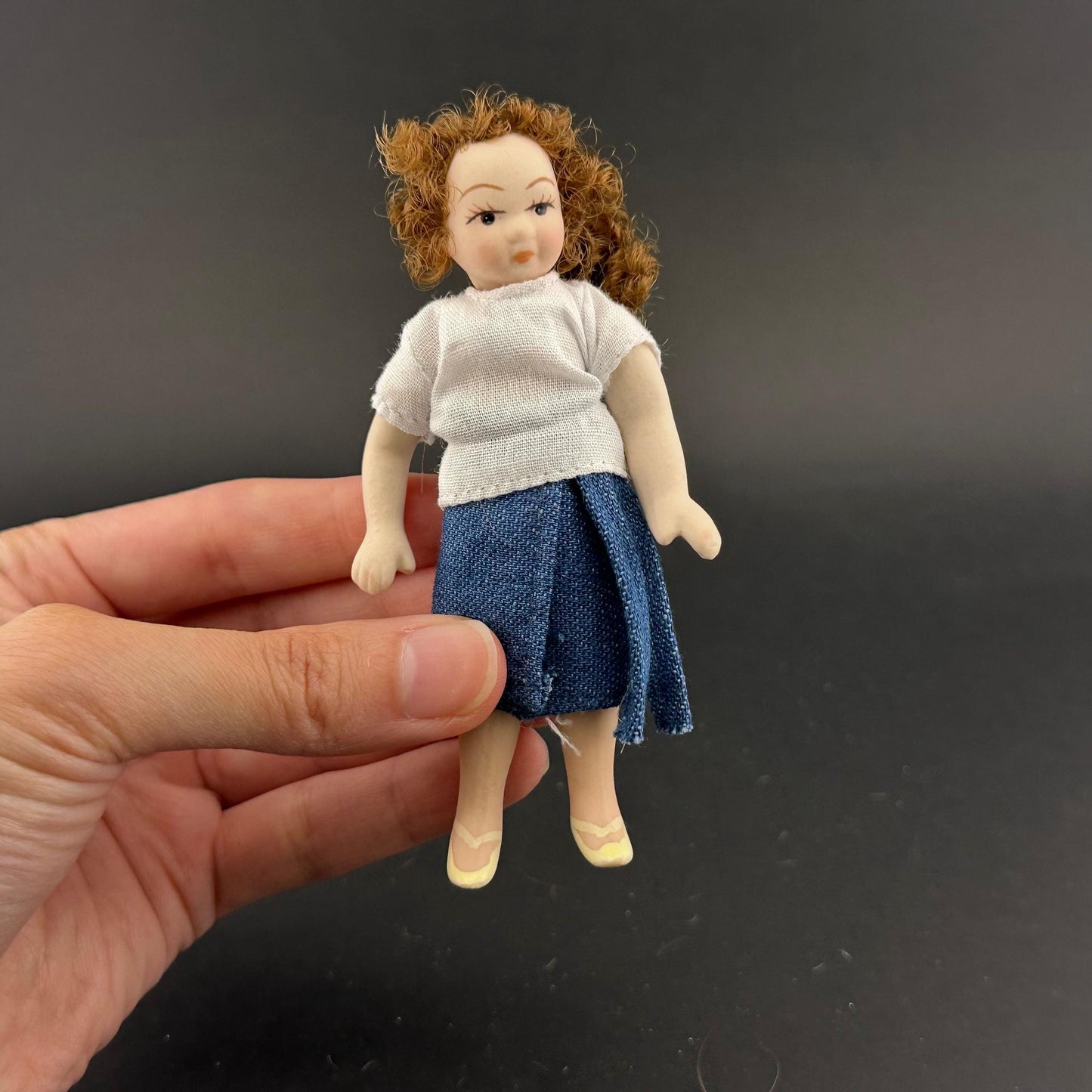 Poupée miniature en porcelaine de 10 cm avec membres et tête mobiles – Échelle 1:12