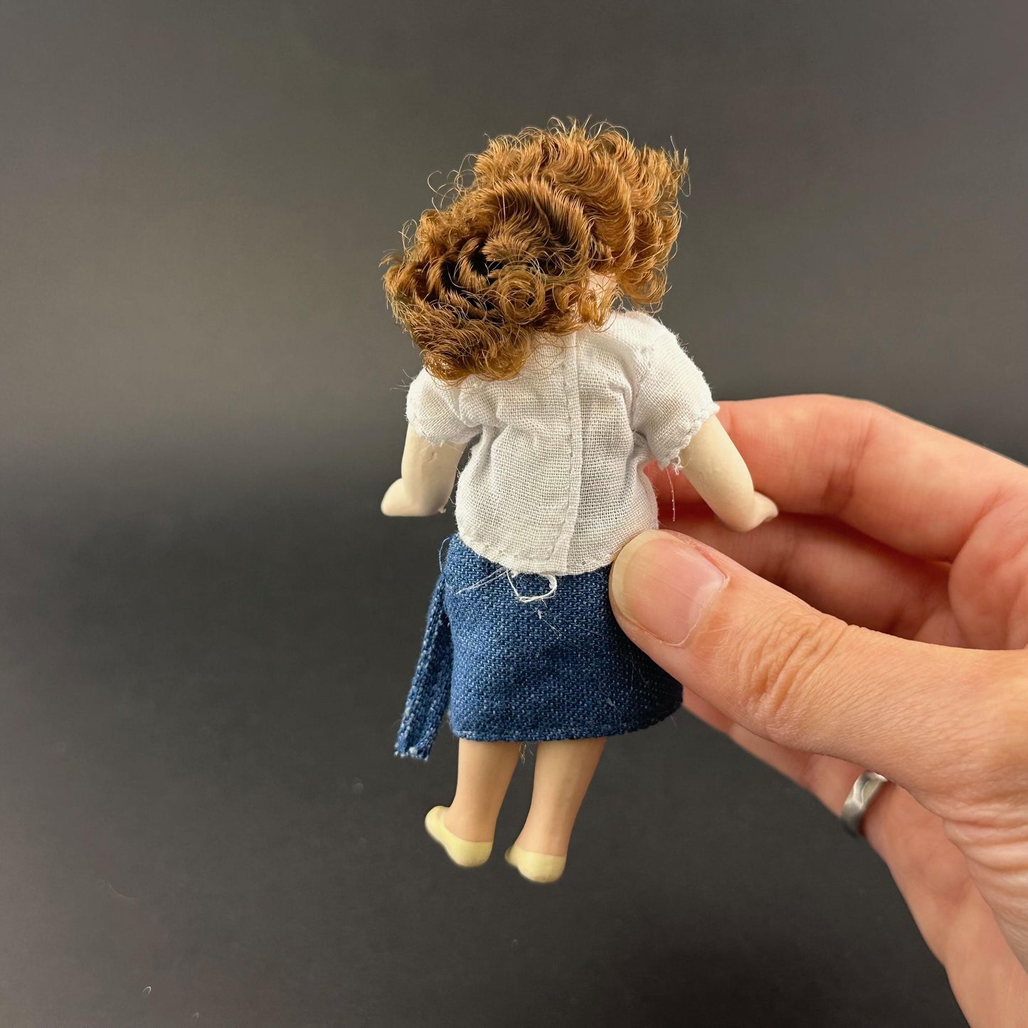 Poupée miniature en porcelaine de 10 cm avec membres et tête mobiles – Échelle 1:12