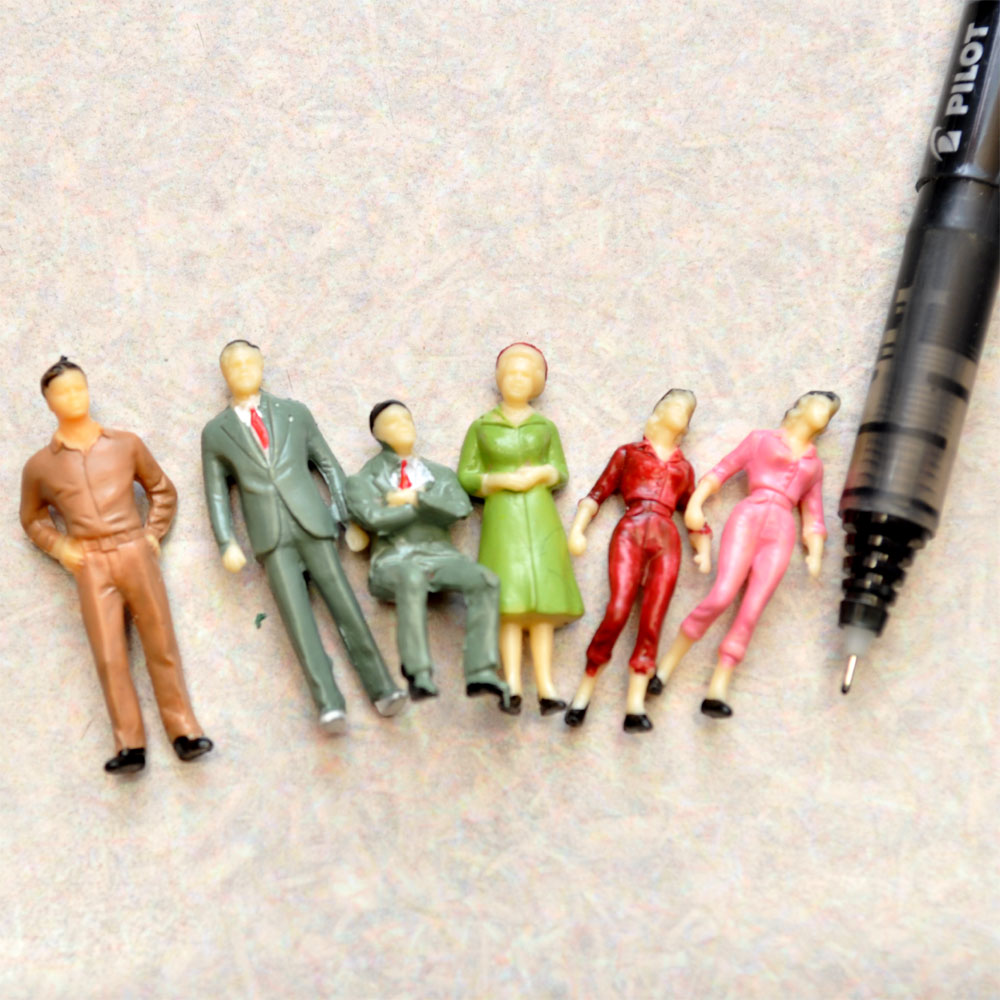6pcs 1:48 scale various poses of male and female characters figures Mixed Color