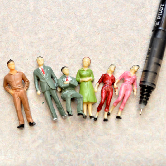 6 figurines de personnages masculins et féminins à l'échelle 1:48, différentes poses, couleurs mélangées
