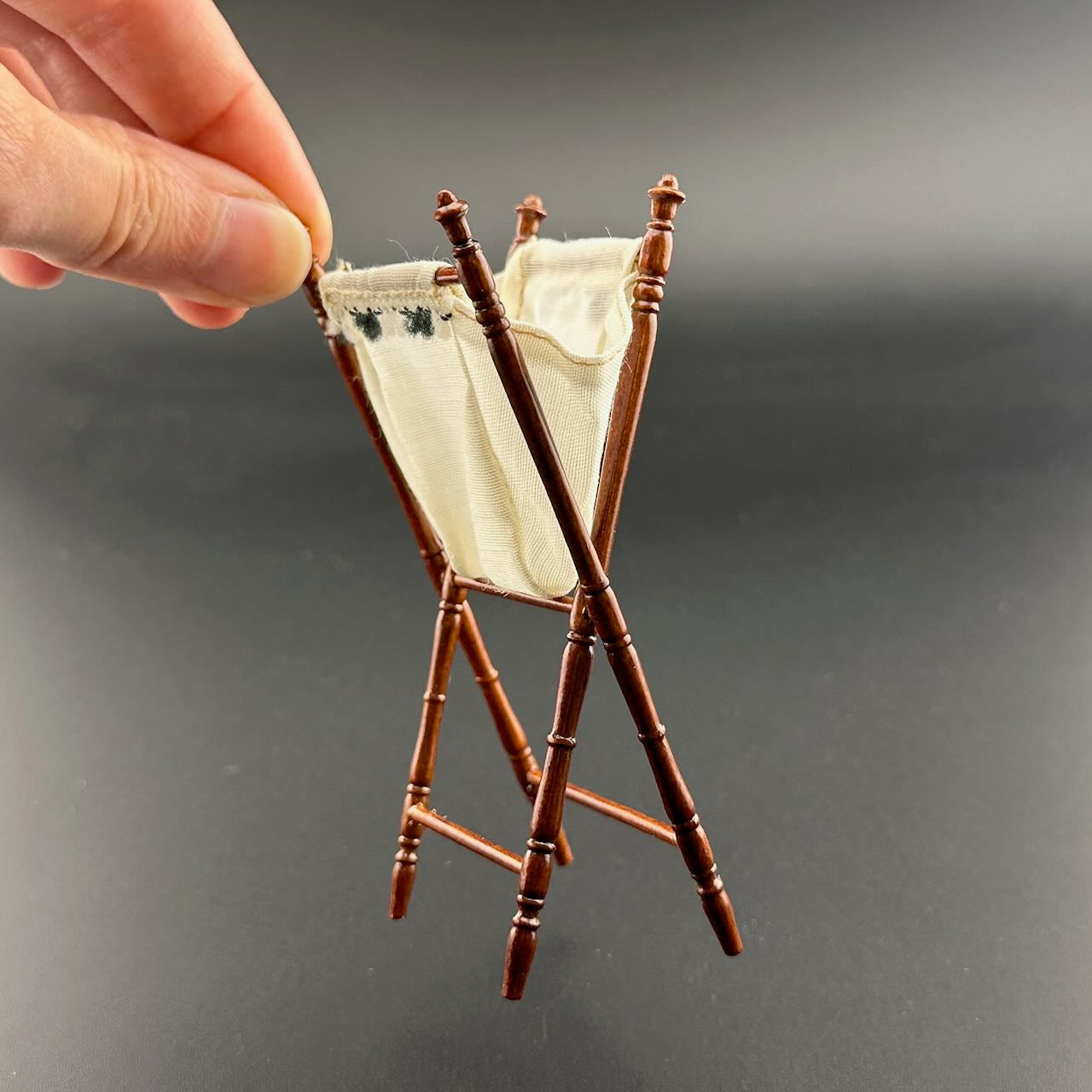 Viktorianische Garderobe aus Mahagoniholz ​​mit Metallbügeln für Puppenhausminiaturen im Maßstab 1:12