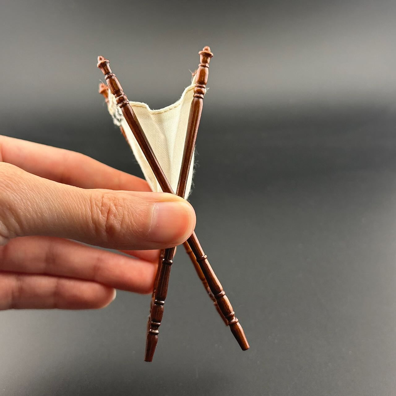 Viktorianische Garderobe aus Mahagoniholz ​​mit Metallbügeln für Puppenhausminiaturen im Maßstab 1:12