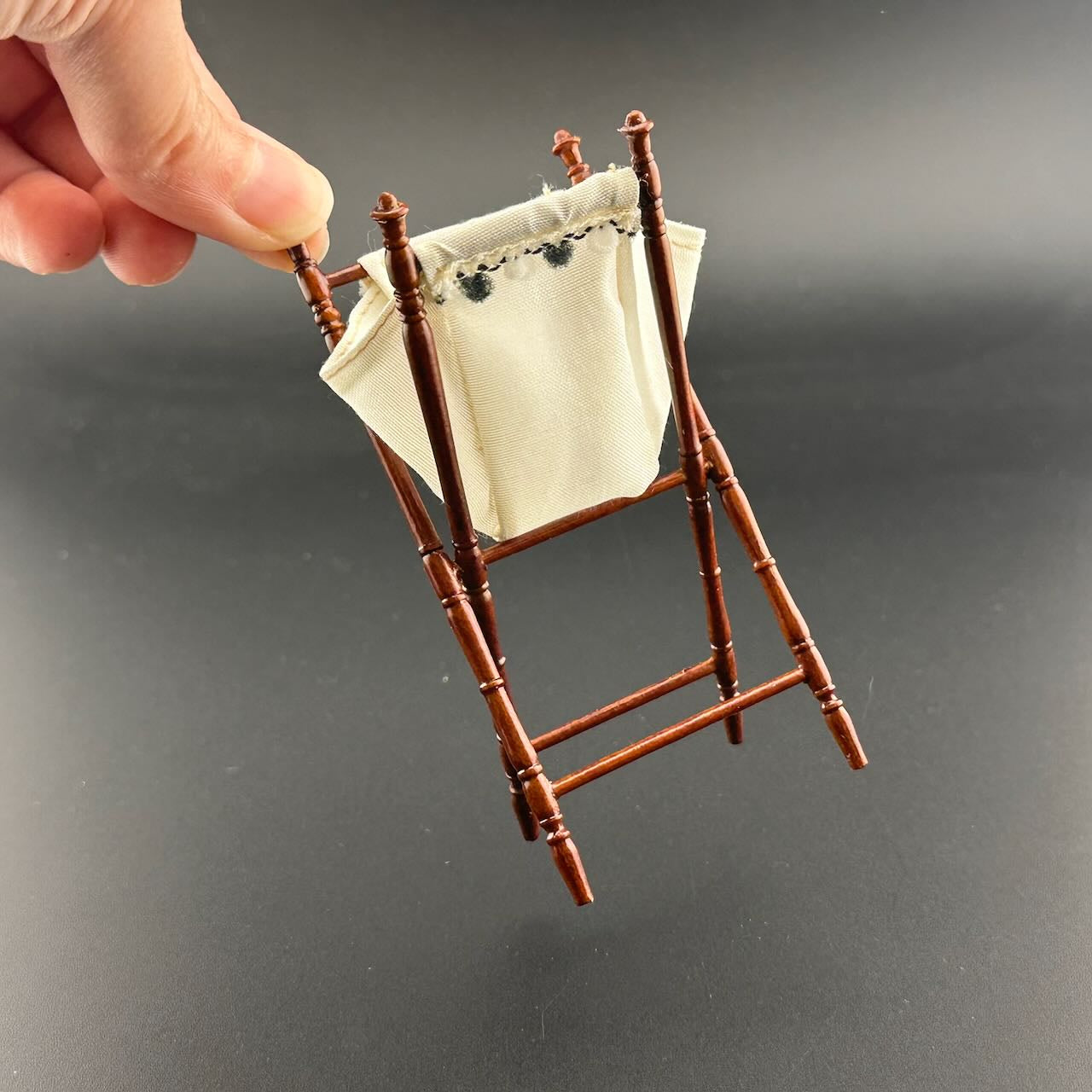 Viktorianische Garderobe aus Mahagoniholz ​​mit Metallbügeln für Puppenhausminiaturen im Maßstab 1:12