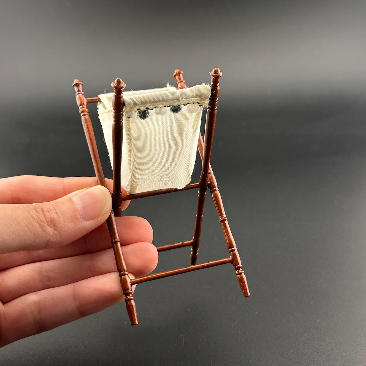 Viktorianische Garderobe aus Mahagoniholz ​​mit Metallbügeln für Puppenhausminiaturen im Maßstab 1:12