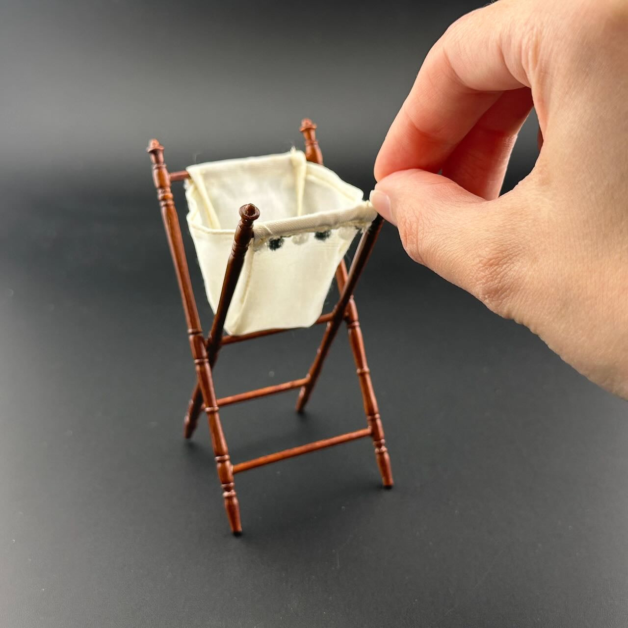 Viktorianische Garderobe aus Mahagoniholz ​​mit Metallbügeln für Puppenhausminiaturen im Maßstab 1:12