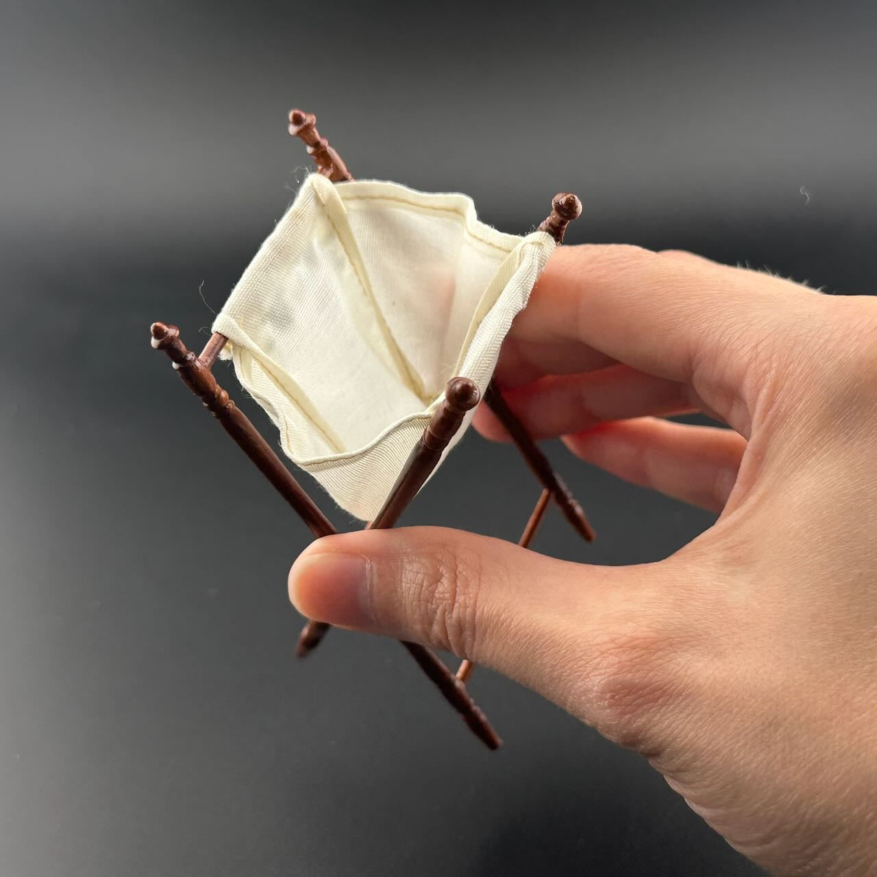 Viktorianische Garderobe aus Mahagoniholz ​​mit Metallbügeln für Puppenhausminiaturen im Maßstab 1:12