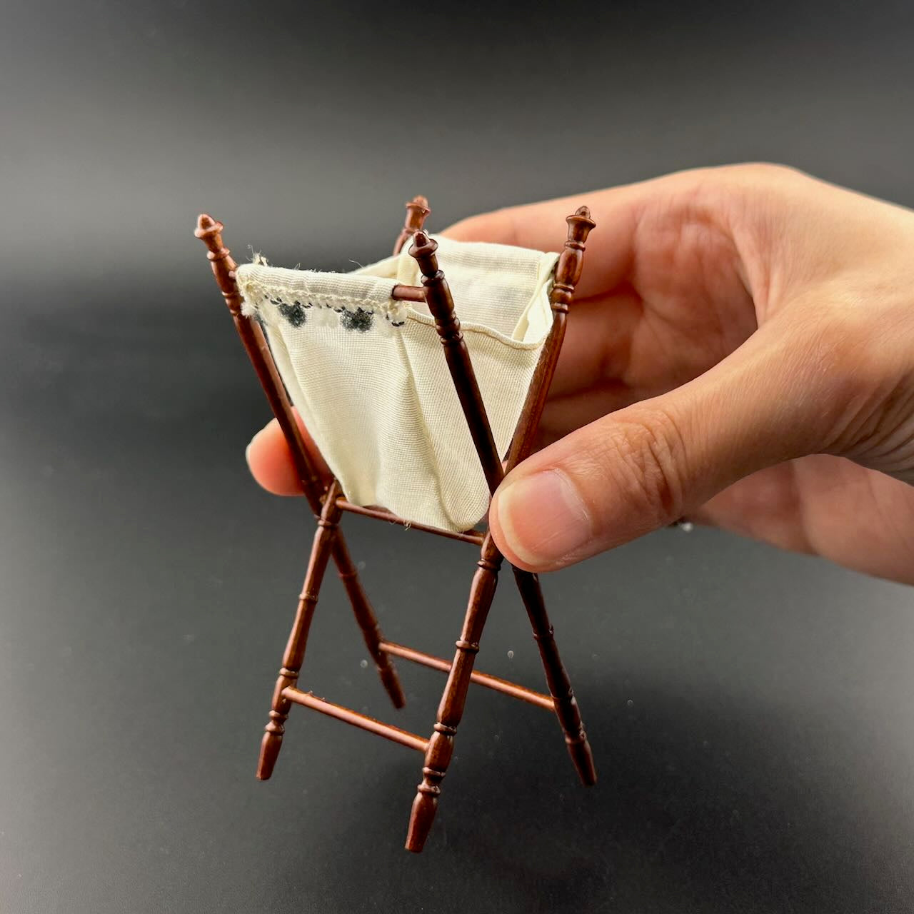 Viktorianische Garderobe aus Mahagoniholz ​​mit Metallbügeln für Puppenhausminiaturen im Maßstab 1:12
