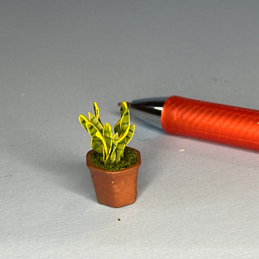 House potted green houseplant plant pot for dollhouse miniature 1:12 scale Dracaena