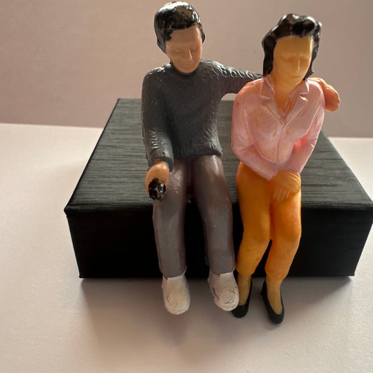 1:24 Scale Sitting Couple Miniatures