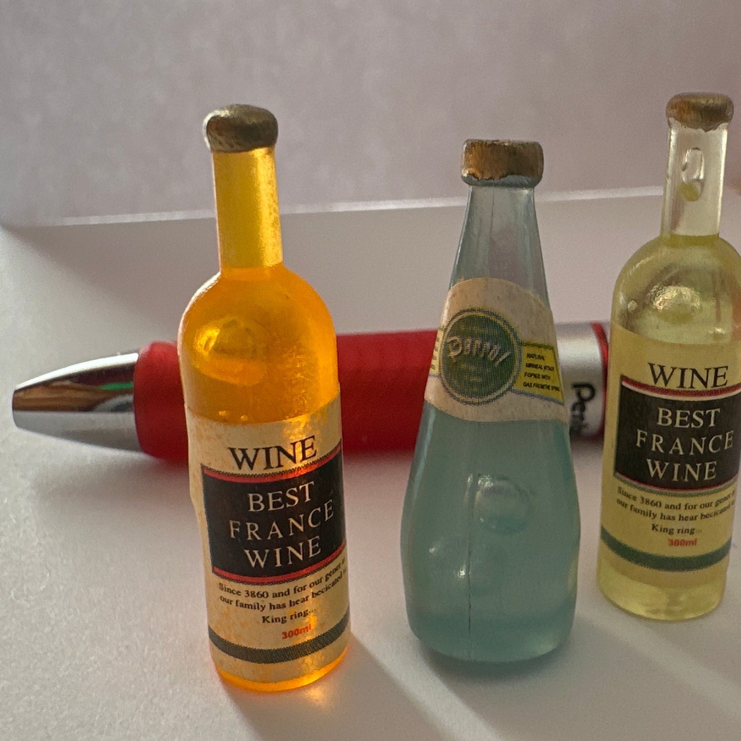 3 Stk. Weinflaschen aus Holz für Puppenhausminiatur im Maßstab 1:12