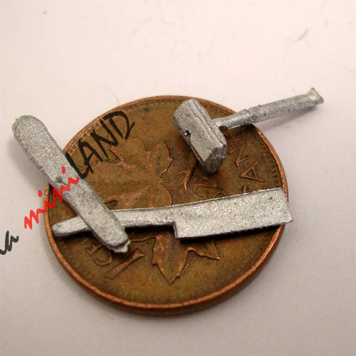 Rasoir droit ou de sécurité, lot de 2 pièces, 1/2" de long, miniature en métal non finie pour maison de poupée - Faites-le vous-même