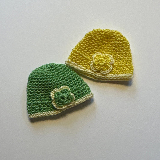 Dollhouse Miniature – Knitted Wool Hat with Flower 1:12
