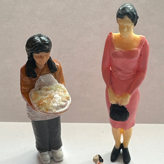 1:24 Scale Miniature Figures – Lady with Purse and Little Girl Serving Food