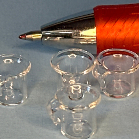 Lot de 4 gobelets en verre à base bleue pour maison de poupée miniature transparente à l'échelle 1:12