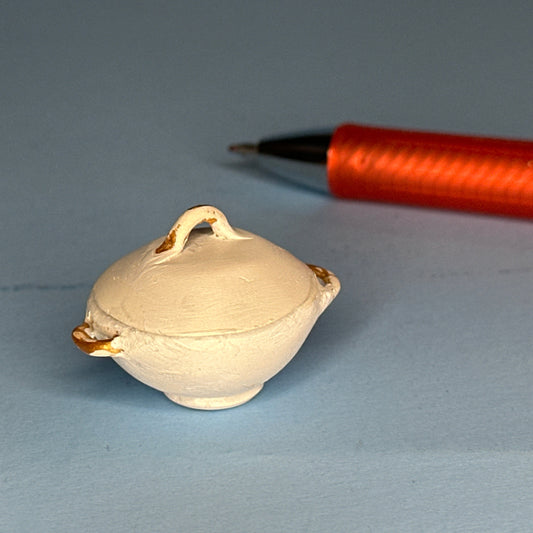Miniature Off-White Casserole Dish with Lid – 1:12 Scale