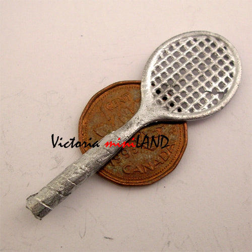 Raquette de tennis miniature en métal non finie de 4,7 cm de long pour maison de poupée - À faire soi-même