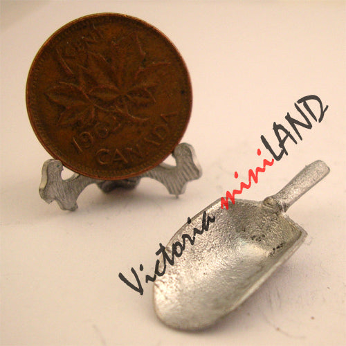 SCOOPE 1"L miniature en métal non finie pour maison de poupée - Faites-le vous-même