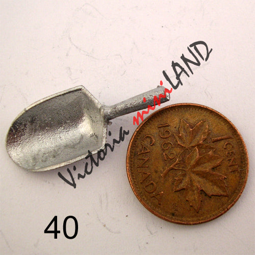 SCOOPE 1"L miniature en métal non finie pour maison de poupée - Faites-le vous-même