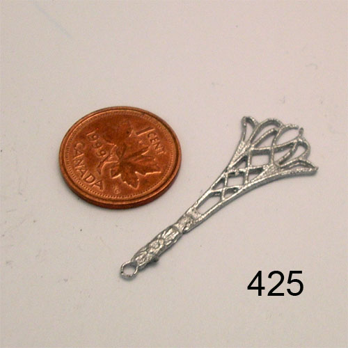 Batteur à tapis victorien 3,8 cm de long, miniature en métal non finie pour maison de poupée - Faites-le vous-même