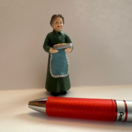 1:24 Scale Miniature Grandma Figurine Holding Pizza – Half Scale Dollhouse Figure