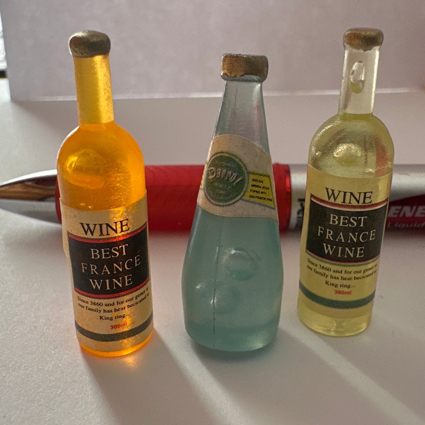 3 Stk. Weinflaschen aus Holz für Puppenhausminiatur im Maßstab 1:12