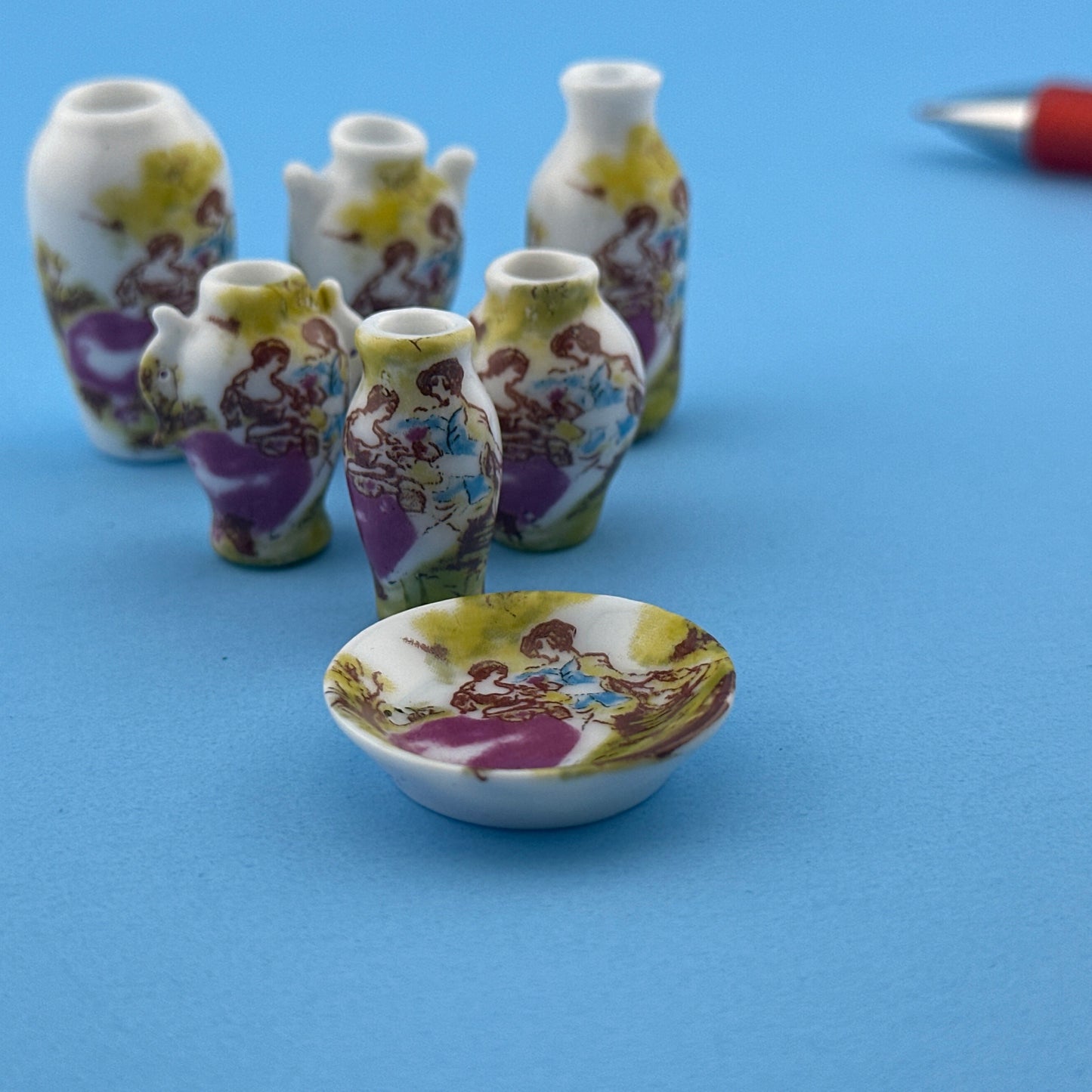 Dollhouse Miniature 1:12 Scale – Set of 6 Decorative Vases with Plate