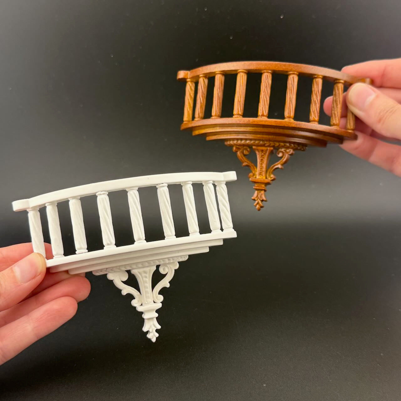 Balcon sculpté Roméo/Juliette miniature pour maison de poupée 1:12 en noyer sous fenêtre patio 836 NWN