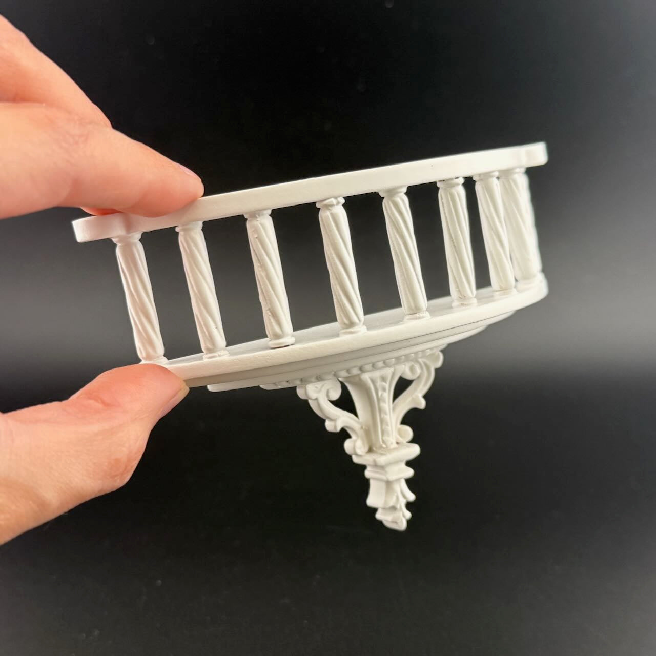 Balcon sculpté Roméo/Juliette miniature pour maison de poupée 1:12 en noyer sous fenêtre patio 836 NWN