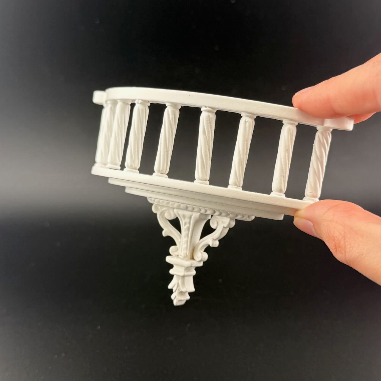 Balcon sculpté Roméo/Juliette miniature pour maison de poupée 1:12 en noyer sous fenêtre patio 836 NWN