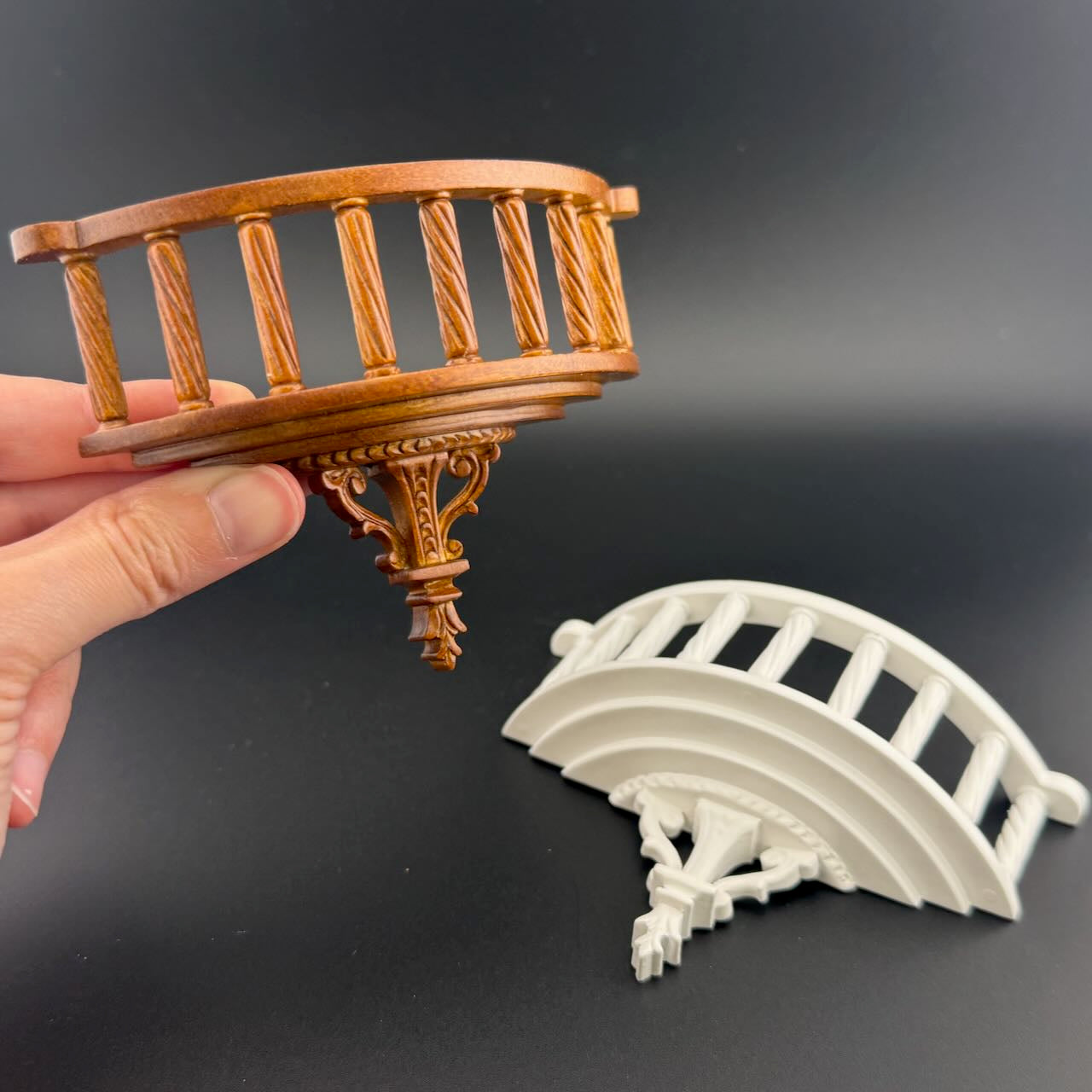 Balcon sculpté Roméo/Juliette miniature pour maison de poupée 1:12 en noyer sous fenêtre patio 836 NWN