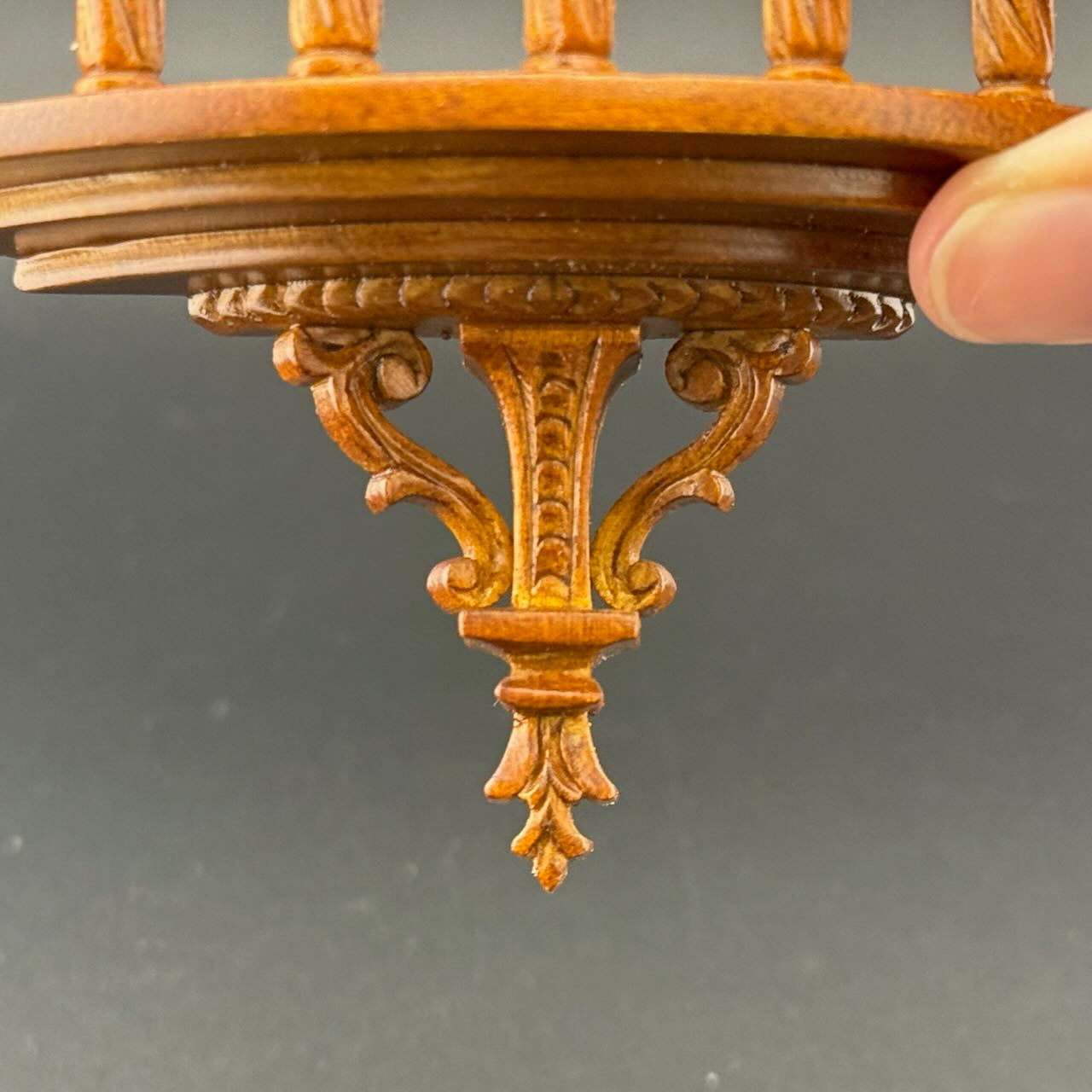 Balcon sculpté Roméo/Juliette miniature pour maison de poupée 1:12 en noyer sous fenêtre patio 836 NWN