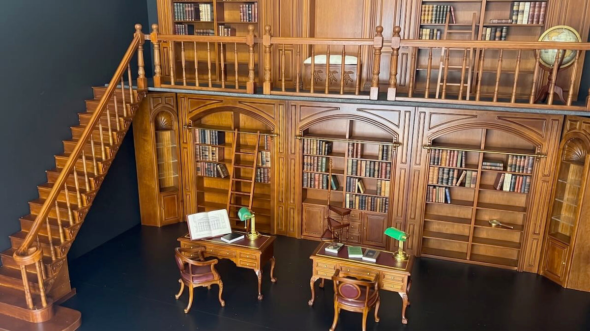 Hochwertige LINKE Barocktreppe 9"-10" 1:12 Miniatur-Holztreppe für Puppenstuben WN mit Geländer