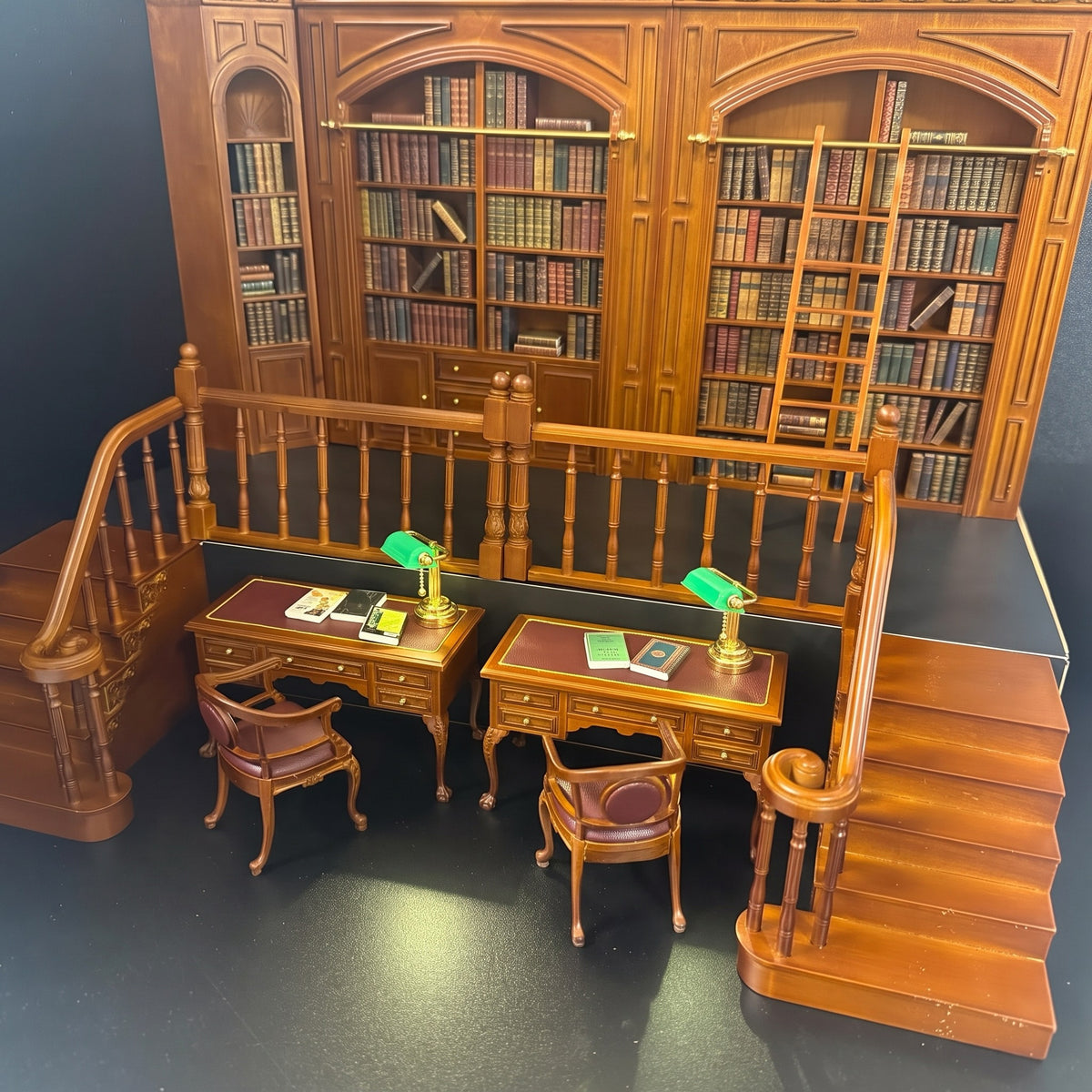 Hochwertige LINKE Barocktreppe 9"-10" 1:12 Miniatur-Holztreppe für Puppenstuben WN mit Geländer
