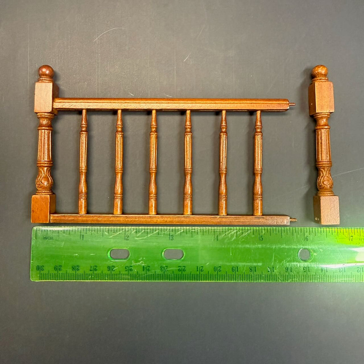 Hochwertige LINKE Barocktreppe 9"-10" 1:12 Miniatur-Holztreppe für Puppenstuben WN mit Geländer