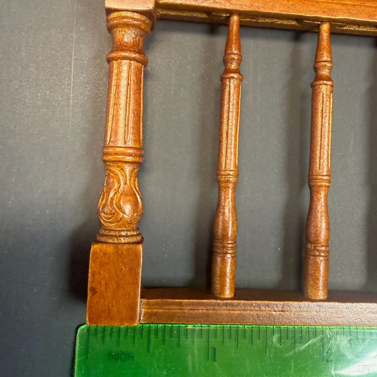 Hochwertige LINKE Barocktreppe 9"-10" 1:12 Miniatur-Holztreppe für Puppenstuben WN mit Geländer
